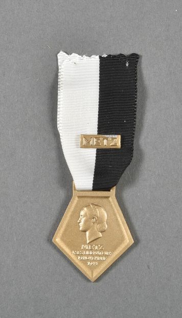 France. Médaille de METZ, 1944, bronze doré,...