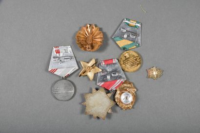 URSS. PAYS COMMUNISTES. Médailles et insignes,...