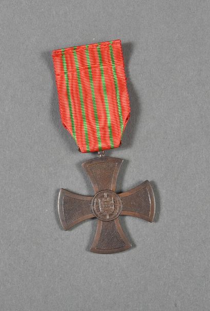 Portugal. Croix de Guerre, type plat à bélière...