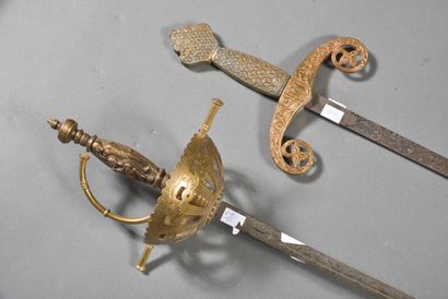 Rapière et épée médiévale, copies, lot de...