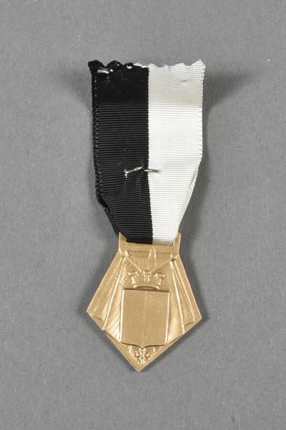 France. Médaille de METZ, 1944, bronze doré,...