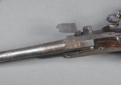 Pistolet à silex, signé 