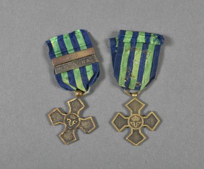 ROUMANIE. Croix de guerre (2) dont une à...