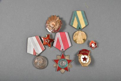 URSS. PAYS COMMUNISTES. Médailles et insignes,...
