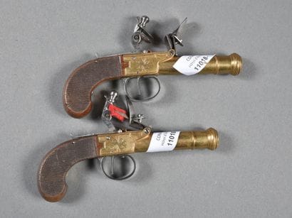 Paire de pistolets à silex à coffre décorés...