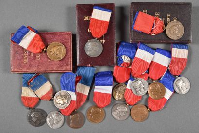 Médailles du Travail du Ministère de la Guerre,...