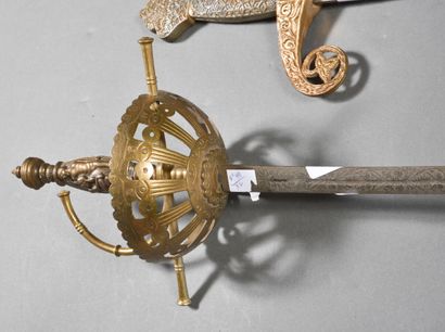 Rapière et épée médiévale, copies, lot de...
