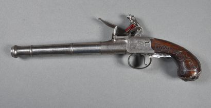 Pistolet à silex à coffre gravé d'une fleur,...