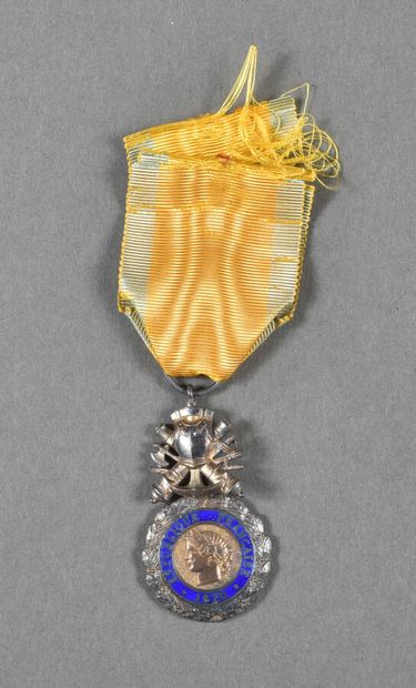 France. Médaille Militaire, trophée au double...