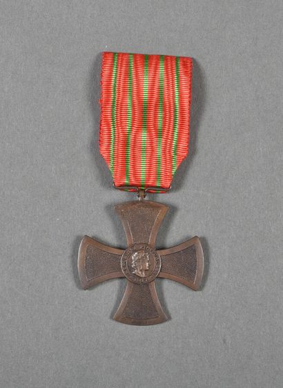 Portugal. Croix de Guerre, type plat à bélière...