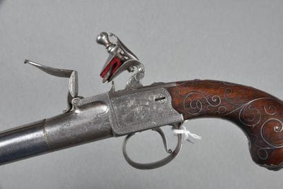 Pistolet à silex à coffre gravé d'une fleur,...