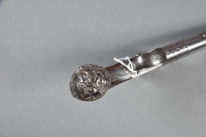 Pistolet à silex à coffre gravé d'une fleur,...
