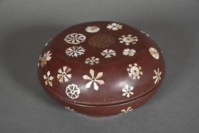 Large brown lacquered wood lenticular box,...
