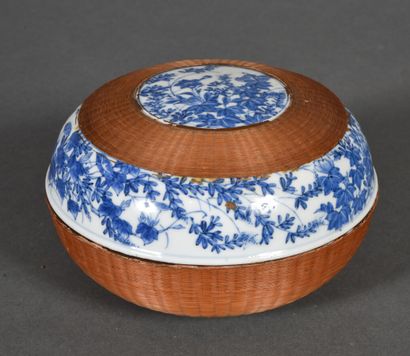 Blue-white porcelain lenticular box with...
