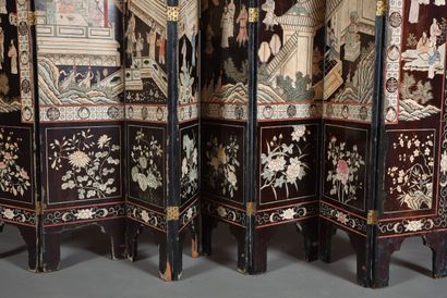 Large eight-leaf lacquered wood screen decorated...