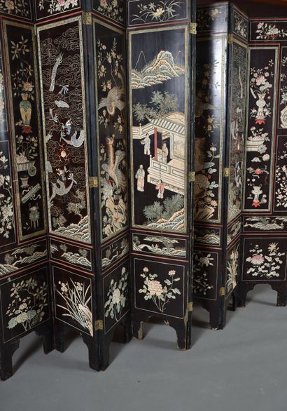 Large eight-leaf lacquered wood screen decorated...