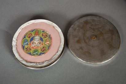 Lot of two Buddhist objects, one in bronze,...