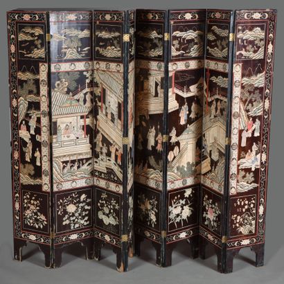 Large eight-leaf lacquered wood screen decorated...