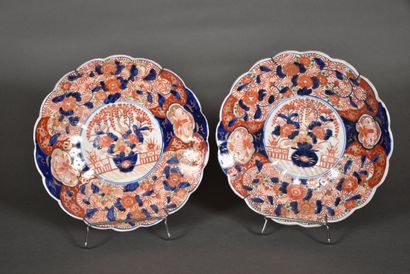 Pair of Imari porcelain dishes with a blue,...