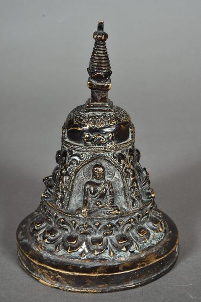 Lot of two Buddhist objects, one in bronze,...