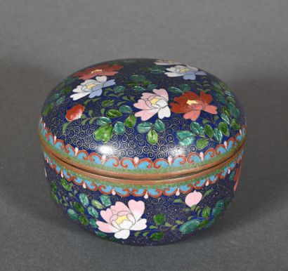 Round shippo enamel box on copper, with polychrome...