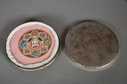 Lot of two Buddhist objects, one in bronze,...