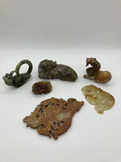 Lot of six objects in serpentine, steatite...