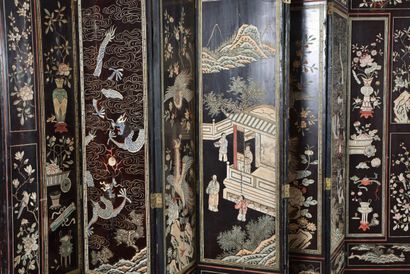 Large eight-leaf lacquered wood screen decorated...