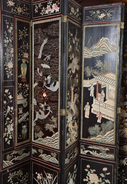 Large eight-leaf lacquered wood screen decorated...