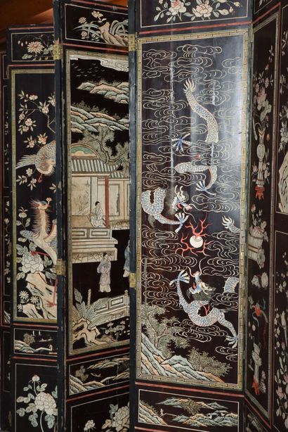 Large eight-leaf lacquered wood screen decorated...