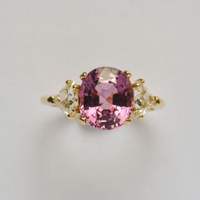 18K (750/oo) yellow gold ring centered with...