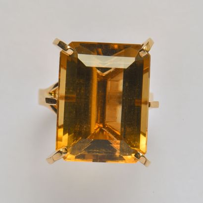 18K (750/oo) yellow gold ring centered on...
