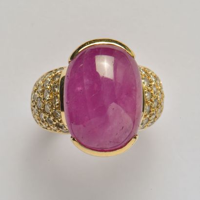 18K (750/oo) yellow gold ring centered on...