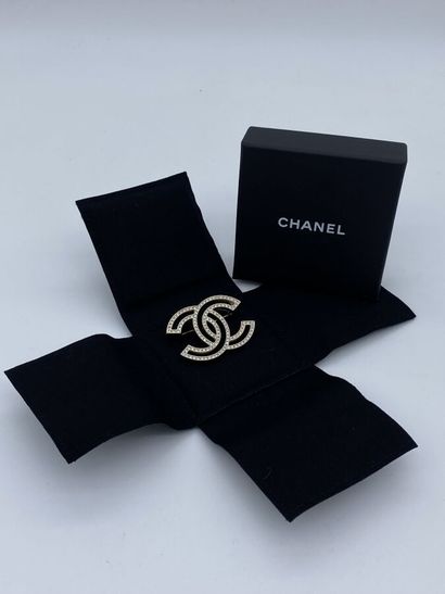 CHANEL. Important brooch in gilded openwork...