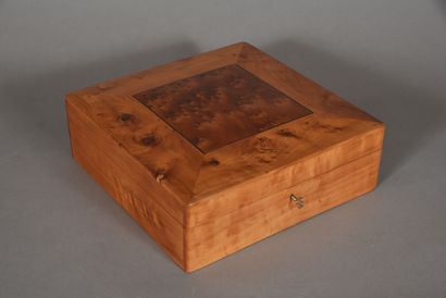 ANONYMOUS.
Box in burr, key lock, with a...