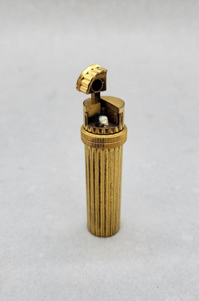 HERMES Paris.
Cylindrical lighter in gilded...
