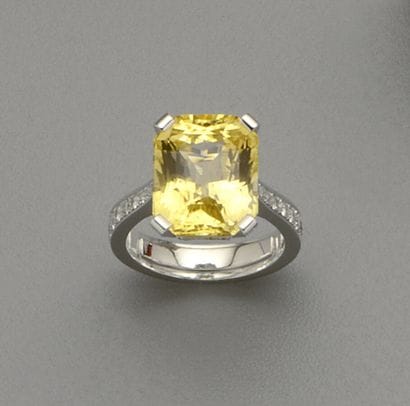 18K (750/oo) white gold ring centered with...