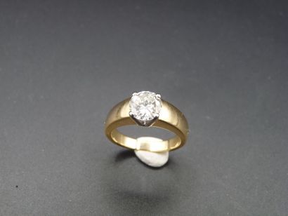 Bague solitaire en or 18K (750/oo) de 2 tons...