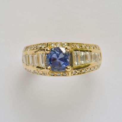 An 18K (750/oo) yellow gold ring centered...
