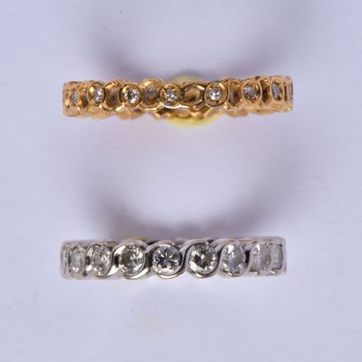 Deux alliances, l'une en or gris 18K (750/oo)...
