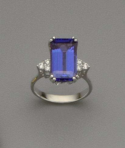 An 18K (750/oo) white gold ring centered...