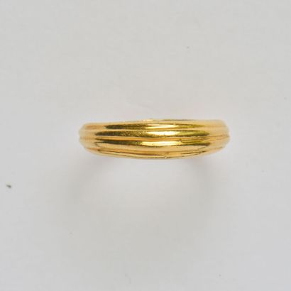 Yellow gold ring 18K (750/oo) with striated...