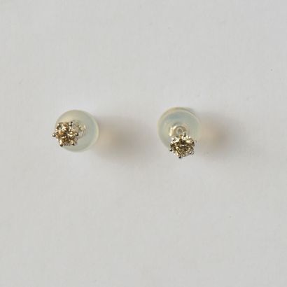 Pair of 18K (750/oo) white gold stud earrings,...