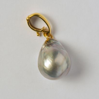 Pendant in 18K yellow gold (750/oo) holding...