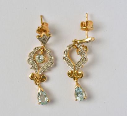 Pair of articulated earrings in 18K (750/oo)...