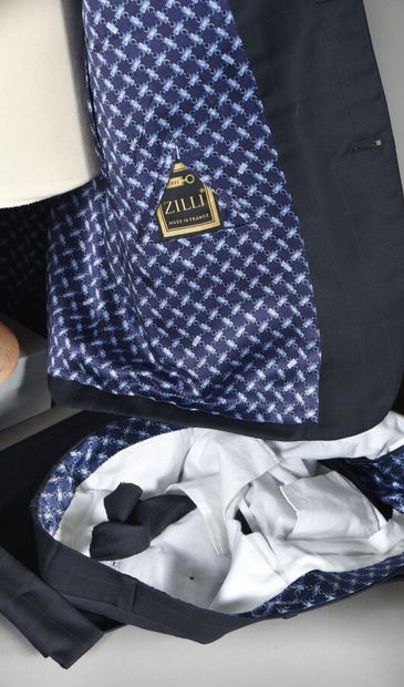 ZILLI. Men's woolen suit in navy check, notched...