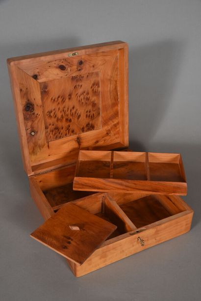 ANONYMOUS.
Box in burr, key lock, with a...