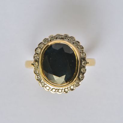 18K (750/oo) gold two-tone ring centered...