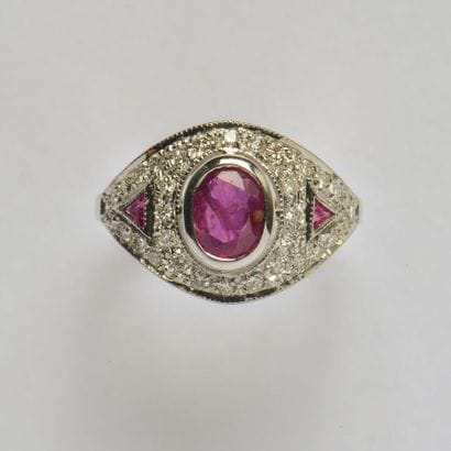 18K (750/oo) white gold ring centered on...