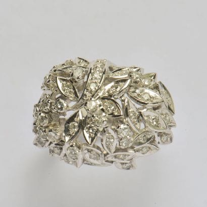 18K (750/oo) white gold ring forming an openwork...